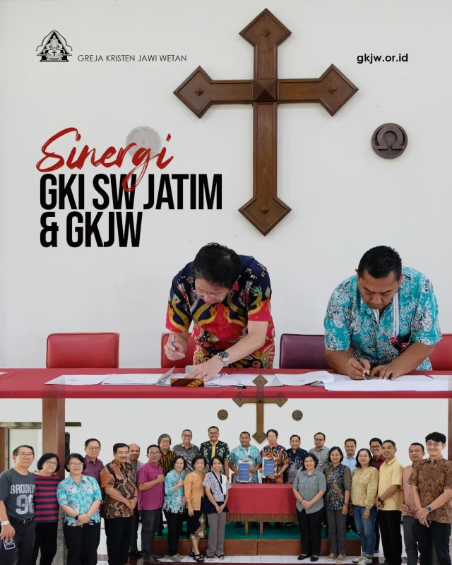 Kerjasama Strategis Ekumenis GKJW dan GKI SW Jatim : Merajut Kembali Persaudaraan Iman dari Satu Rahim 

Pendopo Atas Kantor Majelis Agung Greja Kristen Jawi Wetan (GKJW) menjadi saksi peristiwa bersejarah bagi wajah kekristenan yang dibawa oleh dua sinode besar di Jawa Timur. Di mana pada Selasa, 14 April 2026, telah dilakukan penandatanganan Nota Kesepakatan (MoU) Kemitraan Strategis Ekumenis antara Pelayan Harian Majelis Agung GKJW (PHMA GKJW) dengan Badan Pekerja Majelis Sinode Wilayah (BPMSW) GKI Sinode Wilayah Jawa Timur @gkiswjatim yang disaksikan langsung oleh segenap anggota PHMA GKJW.

Penandatanganan MoU ini dilakukan oleh kedua belah pihak, masing-masing diwakili dari PHMA GKJW: Pdt. Natael Hermawan Prianto (Ketua) bersama BPMSW GKI SW Jatim: Pdt. Deddy Gunawan Satyaputra (Ketua Umum). Langkah ini merupakan upaya nyata untuk membingkai kembali relasi yang secara historis telah terjalin lama namun kini diperkuat melalui payung kemitraan strategis.

Hubungan antara GKJW dan GKI SW Jatim bukanlah sekadar bentuk kerja sama antar-organisasi yang bersifat fungsional, melainkan sebuah pemulihan ingatan kolektif akan identitas “Saudara Kandung Satu Rahim”. Berdasarkan catatan sejarah yang tertuang dalam dokumen kemitraan, jemaat-jemaat yang kini bernaung di bawah GKI SW Jatim memiliki akar yang sama dengan komunitas Tiong Hoa Kie Tok Kauw Hwee (THKTKH) Jawa Timur. Sejarah ini menjadi pengingat bahwa di balik perbedaan administratif saat ini, terdapat garis keturunan iman yang bersumber dari titik mula yang sama.

​Pada pertengahan abad ke-19, gerakan pekabaran Injil di Jawa Timur tidak mengenal sekat etnis yang kaku. Anggota jemaat Tionghoa Kristen mula-mula lahir, dibaptis, dan dibina dalam persekutuan yang hangat bersama saudara-saudara Jawa mereka. Mereka bersekutu di bawah naungan Pasamuwan-Pasamuwan Kristen Jawi yang tersebar di berbagai pelosok, yang dalam perjalanannya kemudian bertumbuh dan dikenal sebagai Greja Kristen Jawi Wetan. Kedekatan ini menunjukkan bahwa sejak awal, kekristenan di Jawa Timur telah menghidupi semangat inklusivitas.

Berita lengkap di https://gkjw.or.id

#gkjw