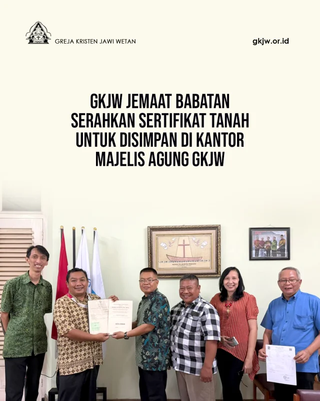 Kantor Majelis Agung kembali menerima penyerahan dua sertifikat tanah yang telah diatasnamakan Greja Kristen Jawi Wetan untuk disimpan di kantor Majelis Agung. Penyerahan sertifikat kali ini dilakukan oleh perwakilan Majelis dan warga Jemaat GKJW Babatan (Majelis Daerah Surabaya Timur II) pada hari Jumat, 15 Mei 2026. 

Penyerahan dokumen berharga tersebut dilakukan langsung oleh Pdt. Suwito, M.Si., selaku Ketua Majelis Jemaat Babatan dan diterima oleh Ketua Majelis Agung, Pdt. Natael Hermawan Prianto, S.Si., MBA. di kantor Majelis Agung GKJW dengan didampingi oleh Sekretaris Bidang Penatalayanan: Pdt. Dadi Wirawan.
​
Dua bidang tanah tersebut secara mendetail telah memiliki kepastian hukum berupa: Sertifikat Hak Milik Nomor A6750361 dan Sertifikat Hak Milik NIB 12.01.000019858.0. Kedua dokumen tersebut telah tertulis dengan Nama Pemegang Hak atas nama Greja Kristen Jawi Wetan.
​
Dalam berita acara nomor yang telah ditandatangani kedua belah pihak, ditegaskan bahwa Majelis Agung GKJW, yang bertindak sebagai pihak kedua, mempunyai kewajiban untuk menyimpan, menjaga, serta merawat dokumen tersebut, termasuk menyediakan dokumen asli maupun salinannya jika sewaktu-waktu dibutuhkan oleh pihak jemaat. Selain itu, disebutkan pula bahwa segala akibat yang timbul atas bentuk kerusakan atau kehilangan dokumen selama berada dalam penyimpanan akan menjadi tanggung jawab pihak Majelis Agung.

Prosesi serah terima ini turut disaksikan oleh perwakilan jemaat, Bapak Sutopo dan Pdt. Dadi Wirawan selaku perwakilan dari Majelis Agung, yang menandai komitmen bersama dalam penatalayanan aset gereja yang transparan dan tertib administrasi.(humas)