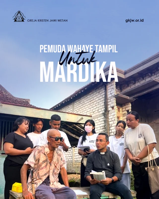 Semangat pelayanan mewarnai Bulan Marturia dan Diakonia bertema “Rumah Kita Rumah Tuhan” yang digelar KPPM GKJW Lamongan pada Sabtu, 23 Mei 2026. Kegiatan yang berlangsung di rumah umat ini menjadi ruang perjumpaan yang hangat antara generasi muda dan warga jemaat. Tema yang diusung tidak sekadar menjadi slogan, melainkan ajakan nyata untuk menghadirkan rumah sebagai ruang kasih, kepedulian, dan kehadiran Tuhan dalam kehidupan bersama. 

Kegiatan tersebut dilaksanakan oleh anak-anak muda Generasi Z KPPM GKJW Lamongan dengan semangat pelayanan cinta kasih. Berbagai bentuk pelayanan dilakukan melalui perkunjungan, ibadah bersama para orang jompo, pemberian bantuan sembako, serta pemeriksaan kesehatan. Kehadiran para pemuda tidak hanya membawa bantuan kebutuhan seharihari, tetapi juga menghadirkan perhatian dan penguatan bagi umat yang dikunjungi. 

Suasana haru dan penuh sukacita terasa sepanjang kegiatan berlangsung. Pdt. Mahardika Mangku Negara yang mendampingi pelayanan pemuda turut mendoakan para umat serta mengajak seluruh yang hadir menyanyikan lagu “Tyas Kita Dimen Slamanya.” Lagu tersebut dimaknai sebagai ajakan bagi pemuda dan para umat yang jompo untuk senantiasa bersukacita dalam segala hal, apa pun keadaan yang dihadapi. Momen doa dan pujian itu menjadi pengikat kebersamaan yang menguatkan hati banyak orang. Respon umat yang menerima pelayanan pun begitu menyentuh. Mereka mengaku merasa tersentuh dan diberkati atas perhatian yang diberikan. Aksi Generasi Z KPPM Lamongan ini menjadi wujud konkret pemuda dalam menghayati bahwa “Rumah Kita Rumah Tuhan” bukan hanya tema kegiatan, melainkan panggilan hidup untuk menjadi pribadi yang berbelarasa dengan ciptaan. Melalui pelaksanaan Bulan Marturia dan Diakonia ini, diharapkan anak-anak muda wahaye tampil untuk mardika, berani melayani, dan terus menghadirkan kasih Tuhan melalui tindakan nyata di tengah masyarakat. 

Kontributor: KPPM GKJW Lamongan @kppmgkjwlamongan 
Pdt. Dika @pdt.dika
