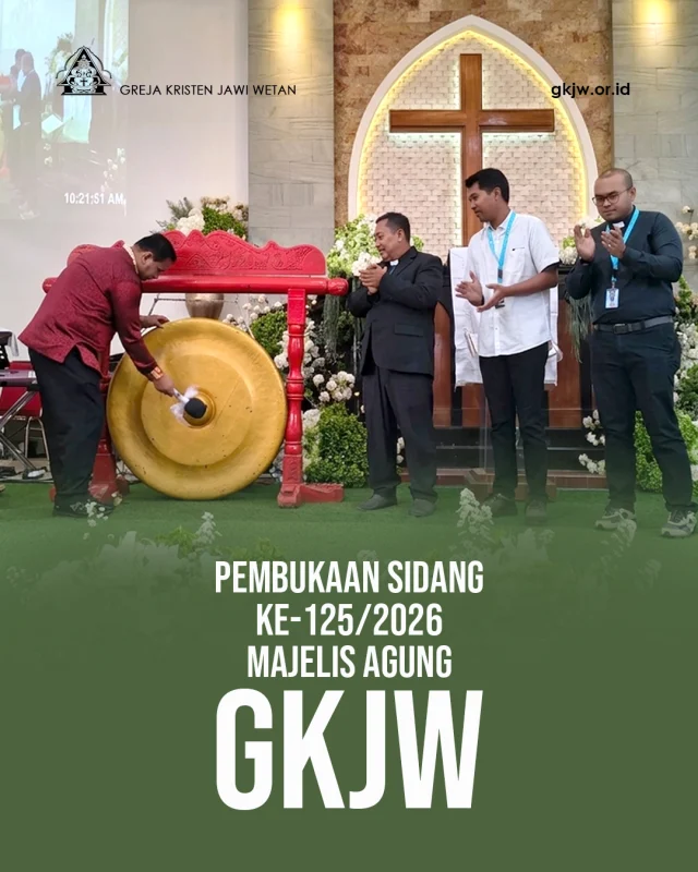 Majelis Agung (MA) Greja Kristen Jawi Wetan (GKJW) saat ini tengah menggelar Sidang ke-125. Pada persidangan kali ini, Majelis Daerah Kediri Selatan bertindak sebagai tuan rumah, dengan GKJW Jemaat Segaran yang berlokasi di Jl. Raya No. 86, Desa Segaran, Kecamatan Wates, Kabupaten Kediri, ditunjuk sebagai pusat seluruh rangkaian kegiatan.

Berdasarkan keputusan sidang sebelumnya, Sidang ke-125 MA dijadwalkan berlangsung selama empat hari, mulai tanggal 25 hingga 28 Juni 2026. Persidangan ini dihadiri oleh berbagai unsur peserta, meliputi anggota MA GKJW utusan dari 15 Majelis Daerah dan Anggota Angkatan. 

Selain itu, hadir pula jajaran parampara yang terdiri atas Wakil Badan Pembantu MA, Anggota Komperlitbang MA, Anggota KP2MA, Sekretaris Bidang MA, serta tamu undangan khusus.

Berita lengkap di https://gkjw.or.id/.