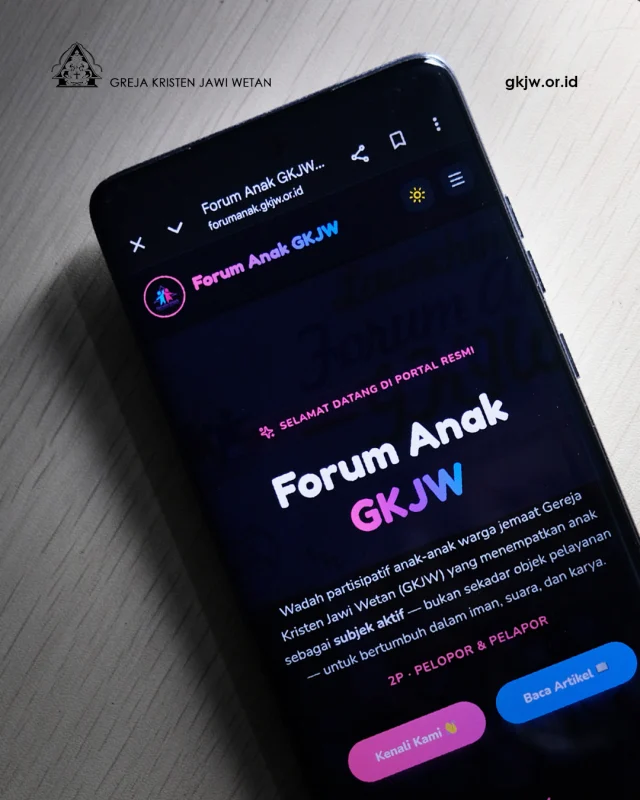Greja Kristen Jawi Wetan (GKJW) secara resmi meluncurkan website Forum Anak GKJW dengan alamat url: forumanak.gkjw.or.id Peluncuran website ini memiliki dasar semangat guna menciptakan ruang atau wadah komunikasi digital serta memfasilitasi anak-anak di lingkungan gereja untuk dapat berekspresi sesuai dengan keberadaan mereka secara utuh mengingat pengelolaan website tersebut sepenuhnya akan dipegang oleh para pengurus Forum Anak GKJW.

Forum Anak GKJW merupakan wadah partisipasi untuk menjembatani komunikasi dan interaksi dalam rangka pemenuhan hak anak di ruang lingkup pelayanan gereja, yang secara resmi dibentuk pada 24 hingga 26 November 2023. Pembentukan forum ini merupakan langkah nyata GKJW dalam mewujudkan komitmennya menuju Gereja Ramah Anak.

Konsep Gereja Ramah Anak menuntut adanya kesadaran akan pengakuan dan pemberian kesempatan secara utuh terhadap keberadaan anak-anak di ruang pelayanan, sehingga anak tidak lagi sekadar menjadi objek, melainkan subjek yang aktif dalam kehidupan bergereja.

Melalui wadah ini, setiap anak di ruang lingkup GKJW didorong untuk berpartisipasi sesuai minat dan bakatnya, serta memahami hak-hak anak yang harus difasilitasi dan dilindungi secara saksama. Forum Anak juga bertugas sebagai agen perubahan (agent of change) melalui berbagai kegiatan positif dan inklusif, serta menjadi tempat bagi anak dan remaja untuk menyuarakan aspirasi, masukan, dan harapan mereka bagi gereja sebagai tempat bertumbuhnya iman mereka.

Sebagai tindak lanjut dari upaya mewujudkan Gereja Ramah Anak dan peran penting Forum Anak tersebut, website forumanak.gkjw.or.id disediakan untuk memperluas jangkauan komunikasi. Fasilitas digital ini dibuat agar anak-anak dapat bertukar informasi serta menyampaikan aspirasinya dengan lebih mudah tanpa terbatas jarak geografis.

Dengan keberadaan portal forumanak.gkjw.or.id, pelayanan kategorial anak di GKJW diharapkan dapat berjalan lebih baik, mendukung penuh terwujudnya lingkungan Gereja Ramah Anak, serta mempermudah komunikasi dan interaksi antar anak di seluruh ruang lingkup pelayanan GKJW.(humas)

#gkjw 
#forumanakgkjw 
@forumanak_gkjw