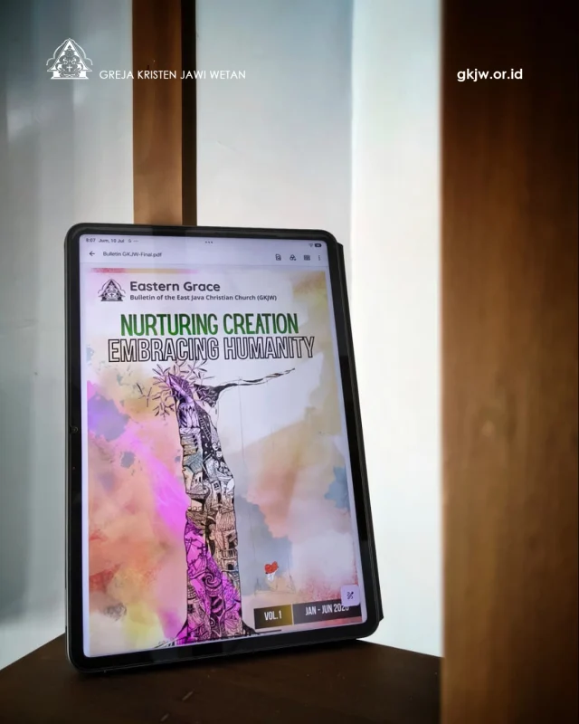 Pelayan Harian Majelis Agung (PHMA) GKJW melalui kolaborasi Komisi Hubungan Luar Negeri (KHLN), IPTh. Balewiyata, dan Humas telah menerbitkan buletin berbahasa Inggris perdana yang bertajuk “Eastern Grace: Bulletin of the East Java Christian Church (GKJW)”. Edisi perdana ini resmi terbit dengan mengusung tema “Nurturing Creation, Embracing Humanity” untuk Volume 1, Edisi Januari-Juni 2026.

Ke depannya, buletin ini akan diterbitkan secara berkala setiap semester (dua kali dalam setahun). Media komunikasi ini secara khusus disusun untuk disebarluaskan kepada lembaga-lembaga atau gereja mitra di luar negeri yang disatukan dalam wadah United Evangelical Mission, serta berbagai lembaga mitra internasional lainnya.

Penerbitan buletin ini merupakan langkah strategis gereja agar jalinan relasi antara GKJW dan lembaga mitra di luar negeri dapat senantiasa terawat dengan baik. Selain itu, melalui Eastern Grace ini diharapkan konteks, dinamika, serta pergumulan pelayanan GKJW terkini dapat semakin dikenal secara luas oleh lembaga mitra internasional tersebut.

Selain misi eksternal, buletin ini juga menekankan nilai kebersamaan dan pemberdayaan internal warga jemaat. Hal ini diawali pada edisi perdana melalui keterlibatan Mas Charles Djalu dalam pembuatan desain ilustrasi sampulnya. Ke depan, tim redaksi berkomitmen untuk terus melibatkan ilustrator-ilustrator dari warga GKJW secara berkelanjutan guna mengisi ruang kreatif di setiap edisi cetak berikutnya. (Humas)

Berita lengkap di https://gkjw.or.id