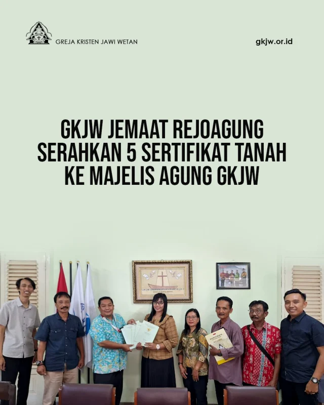 Kantor Majelis Agung kembali menerima penyerahan lima sertifikat tanah yang telah diatasnamakan Greja Kristen Jawi Wetan untuk disimpan di kantor Majelis Agung. Penyerahan sertifikat kali ini dilakukan oleh perwakilan Majelis Jemaat GKJW Rejoagung (Majelis Daerah Besuki Barat) pada hari Kamis, 23 Juli 2026.

Penyerahan dokumen berharga tersebut dilakukan oleh Pdt. Rena Kartikaningrum, S.Si., selaku pendeta baku bersama dengan perwakilan anggota Majelis dan warga Jemaat Rejoagung. Penyerahan itu pun diterima langsung oleh Ketua Majelis Agung, Pdt. Natael Hermawan Prianto, S.Si., MBA. di kantor Majelis Agung GKJW dengan didampingi oleh Sekretaris Bidang Penatalayanan, Pdt. Dadi Wirawan, S.Si.
​
Lima bidang tanah tersebut secara mendetail telah memiliki kepastian hukum berupa Sertifikat Hak Milik dengan NIB: 12.34.27.01.00036, 12.34.27.01.00039, 12.34.27.01.00040, 12.34.27.01.00041, dan 12.34.27.01.00042. Kelima dokumen tersebut telah tertulis dengan Nama Pemegang Hak atas nama Greja Kristen Jawi Wetan.

Dalam Berita Acara Serah Terima bernomor 511/1/7/2026 yang telah ditandatangani kedua belah pihak, ditegaskan bahwa Majelis Agung GKJW, yang bertindak sebagai pihak kedua, mempunyai kewajiban untuk menyimpan, menjaga, serta merawat dokumen tersebut, termasuk menyediakan dokumen asli maupun salinannya jika sewaktu-waktu dibutuhkan oleh pihak jemaat. 

Selain itu, disebutkan pula bahwa segala akibat yang timbul atas bentuk kerusakan atau kehilangan dokumen selama berada dalam penyimpanan akan menjadi tanggung jawab pihak Majelis Agung yang menandai komitmen bersama dalam penatalayanan aset gereja yang transparan dan tertib administrasi.(humas)