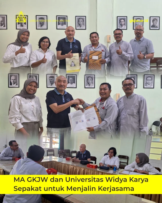 Yayasan Perguruan Tinggi Katolik Adisucipto selaku badan penyelenggara Universitas Widya Karya (UWK) - Kota Malang resmi menandatangani Perjanjian Kerja Sama (MoU) dengan Greja Kristen Jawi Wetan (GKJW) pada Rabu, 9 September 2026. Kesepakatan yang dilangsungkan di kantor Majelis Agung GKJW ini bertujuan untuk memperluas akses informasi pendidikan tinggi bagi jemaat serta jejaring institusi pendidikan di bawah naungan GKJW.

Penandatanganan dokumen kerja sama ini diwakili langsung oleh Ketua Pembina Yayasan Perguruan Tinggi Katolik Adisucipto, Budi Santoso Djaja, S.H., M.M., dan Ketua Majelis Agung GKJW, Pdt. Natael Hermawan Prianto, S.Si., MBA. Langkah kemitraan ini diambil berdasarkan kesamaan visi kedua lembaga dalam upaya pengembangan generasi muda, khususnya dalam membuka dan memperluas kesempatan masyarakat untuk memperoleh pendidikan tinggi yang berkualitas.

Kerja sama yang disepakati akan berlangsung selama 3 (tiga) tahun dan berfokus pada kegiatan sosialisasi edukatif. Dalam pelaksanaannya, UWK akan memberikan informasi secara menyeluruh mengenai program studi, program beasiswa, bantuan pendidikan, serta skema pembiayaan kepada warga Jemaat GKJW. 

Sebagai bentuk dukungan, GKJW akan memfasilitasi komunikasi antara UWK dengan unit-unit sekolah-sekolah di bawah naungan YBPK GKJW serta memberikan ruang sosialisasi dalam berbagai kegiatan jemaat, seperti pada kegiatan pemuda maupun keluarga. Bentuk sosialisasi tersebut nantinya dapat diwujudkan melalui presentasi penerimaan mahasiswa baru, pameran pendidikan (education fair), seminar, lokakarya, hingga kunjungan kampus (campus tour).

Dalam menjalankan rangkaian program tersebut, kedua belah pihak sepakat untuk tetap menghormati tata ibadah, nilai-nilai, serta kewenangan internal masing-masing. UWK berkomitmen untuk memastikan setiap kegiatan sosialisasi di lingkungan GKJW murni bersifat edukatif dan tidak mengganggu esensi serta kekhusyukan kegiatan keagamaan.