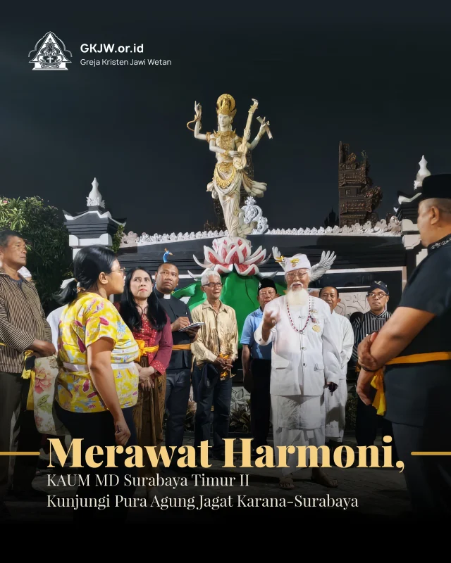 Pada Sabtu, 3 Oktober 2026, semangat merawat kerukunan dan membangun persaudaraan lintas iman diwujudkan melalui kunjungan Komisi Hubungan Antarumat Beragama Greja Kristen Jawi Wetan (GKJW) Majelis Daerah Surabaya Timur II ke Pura Agung Jagat Karana Surabaya. Sebanyak 34 peserta dari 13 gereja GKJW di lingkup Majelis Daerah Surabaya Timur II mengikuti kegiatan yang diisi dengan tur lingkungan pura, dialog keagamaan, hingga ramah tamah dalam suasana penuh keakraban.

Kedatangan rombongan GKJW disambut hangat oleh pengurus Pura Agung Jagat Karana Surabaya, yang diawali dengan sesi perkenalan. Setelah itu, para peserta diajak menyusuri lingkungan pura, mulai dari halaman depan hingga area tempat persembahyangan (wilayah suci). Tur ini dipandu langsung oleh Jero Mangku Gede I Ketut Sedana selaku Pemangku Gede Pura Agung Jagat Karana Surabaya. Sepanjang perjalanan, beliau menjelaskan berbagai bagian pura, termasuk fungsi ruang, simbol keagamaan, serta filosofi yang mendasari setiap unsurnya.

Selengkapnya dapat dibaca di https://gkjw.or.id/