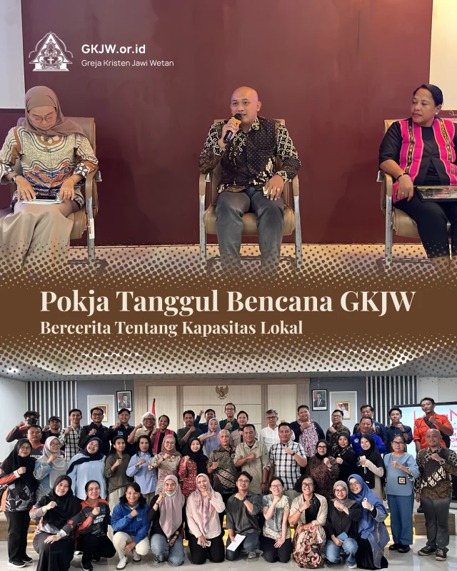 Greja Kristen Jawi Wetan (GKJW) melalui Pokja Tanggul Bencana memperkuat jejaring kemanusiaan dan meningkatkan kapasitas respons kebencanaan melalui partisipasi dalam program ToGETHER. Keterlibatan ini menjadi bagian dari upaya GKJW untuk memperkuat peran lembaga berbasis agama dalam konteks kemanusiaan, sekaligus mendorong keberlanjutan kerja-kerja kemanusiaan yang berorientasi pada penguatan kapasitas lokal.

Rangkaian kegiatan berlangsung pada tanggal 08-15 Oktober 2026 dengan dua agenda utama. Pada tanggal 08–12 Oktober 2026, Pokja Tanggul Bencana GKJW mengikuti lokakarya exit strategy dan rencana keberlanjutan pendekatan pelokalan dalam kerja kemanusiaan yang digagas oleh jaringan ToGETHER yang dilaksanakan di Jakarta Pusat. Agenda ini menjadi ruang refleksi dan perencanaan untuk memastikan bahwa proses penguatan kapasitas lokal, kolaborasi, dan kerja kemanusiaan dapat terus berlanjut secara berkelanjutan. Selanjutnya, pada 13–14 Oktober 2026, Pokja Tanggul Bencana GKJW berpartisipasi dalam peringatan Bulan Pengurangan Risiko Bencana (PRB) yang dilaksanakan di Serang-Banten. Dalam salah satu sesi pada Bulan PRB di tanggal 13 Oktober 2026, GKJW melalui Pokja Tanggul Bencana mendapat kesempatan menjadi narasumber dalam sharing session bertajuk “Memperkuat Kapasitas Respons Kemanusiaan di Tingkat Lokal”, dengan membawa perspektif dan pengalaman sebagai lembaga berbasis agama.

Selengkapnya dapat dibaca di https://gkjw.or.id/